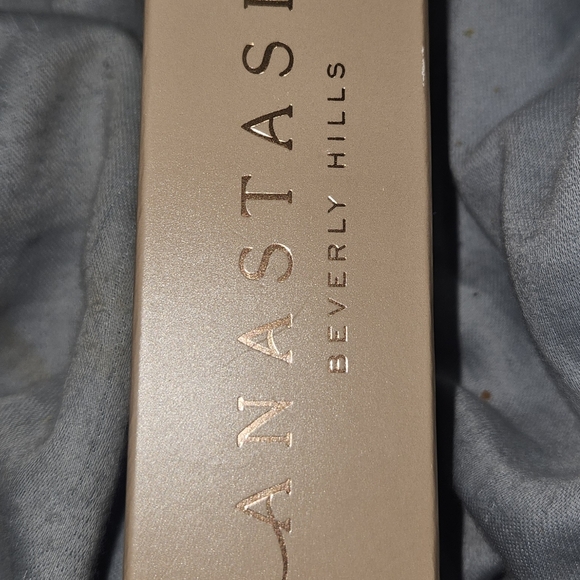 Anastasia Beverly Hills Impeccable Foundation - 00N - Picture 3 of 10